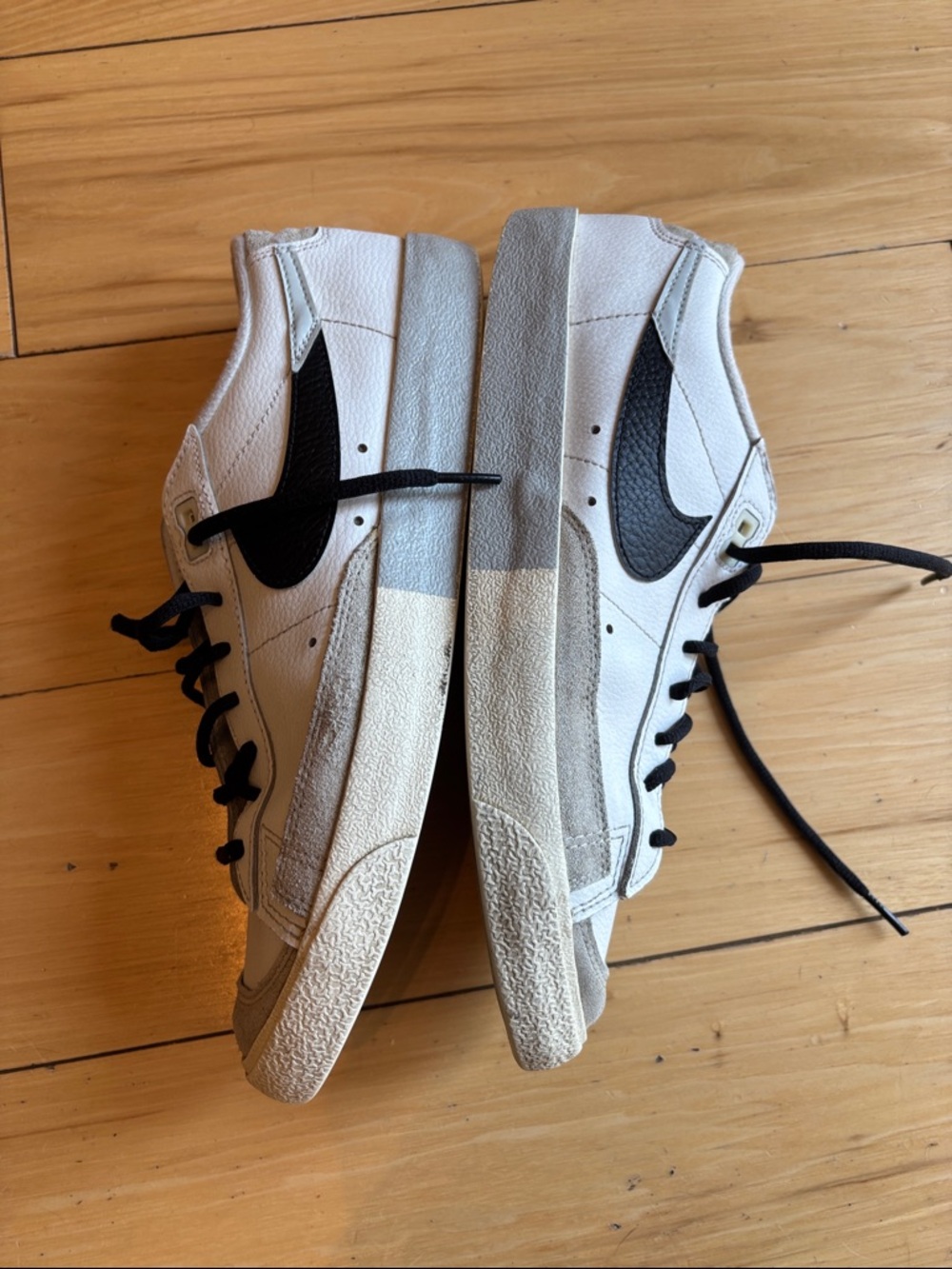 Nike White and Black Low-Top Sneakers - Picture 5 of 6